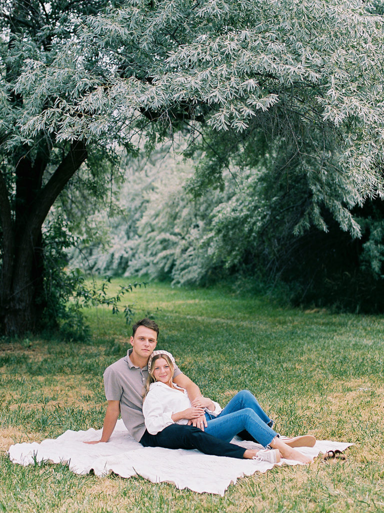 Minimal and airy picnic couples photos by Alora Lani Photography at a Salt Lake City park
