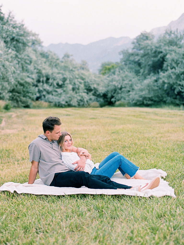 Minimal and airy picnic couples photos by Alora Lani Photography at a Salt Lake City park